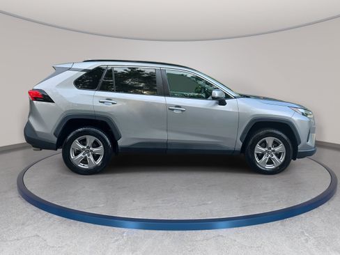 Used 2022 Toyota RAV4 XLE w/ Convenience Package FWD image 4