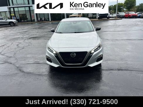 Used 2020 Nissan Altima 2.5 SR FWD image 2