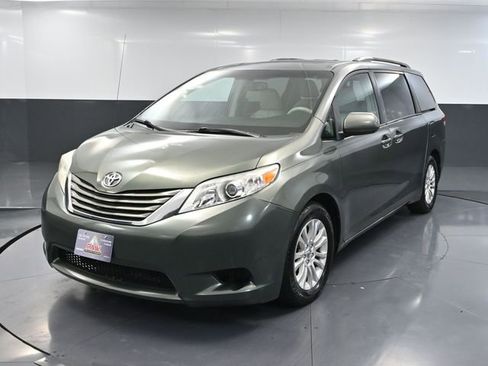 Used 2014 Toyota Sienna XLE image 10