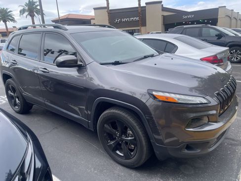 Used 2018 Jeep Cherokee Latitude w/ Altitude Package AWD/4WD image 2