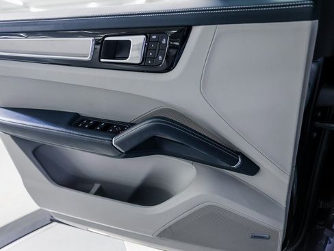 Certified 2023 Porsche Cayenne Platinum Edition image 22