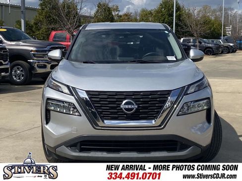Used 2023 Nissan Rogue SV image 2