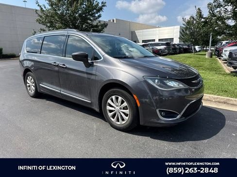 Used 2017 Chrysler Pacifica Touring-L FWD image 1