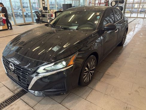 Used 2024 Nissan Altima 2.5 SV image 2