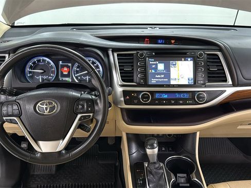 Used 2017 Toyota Highlander Limited image 9