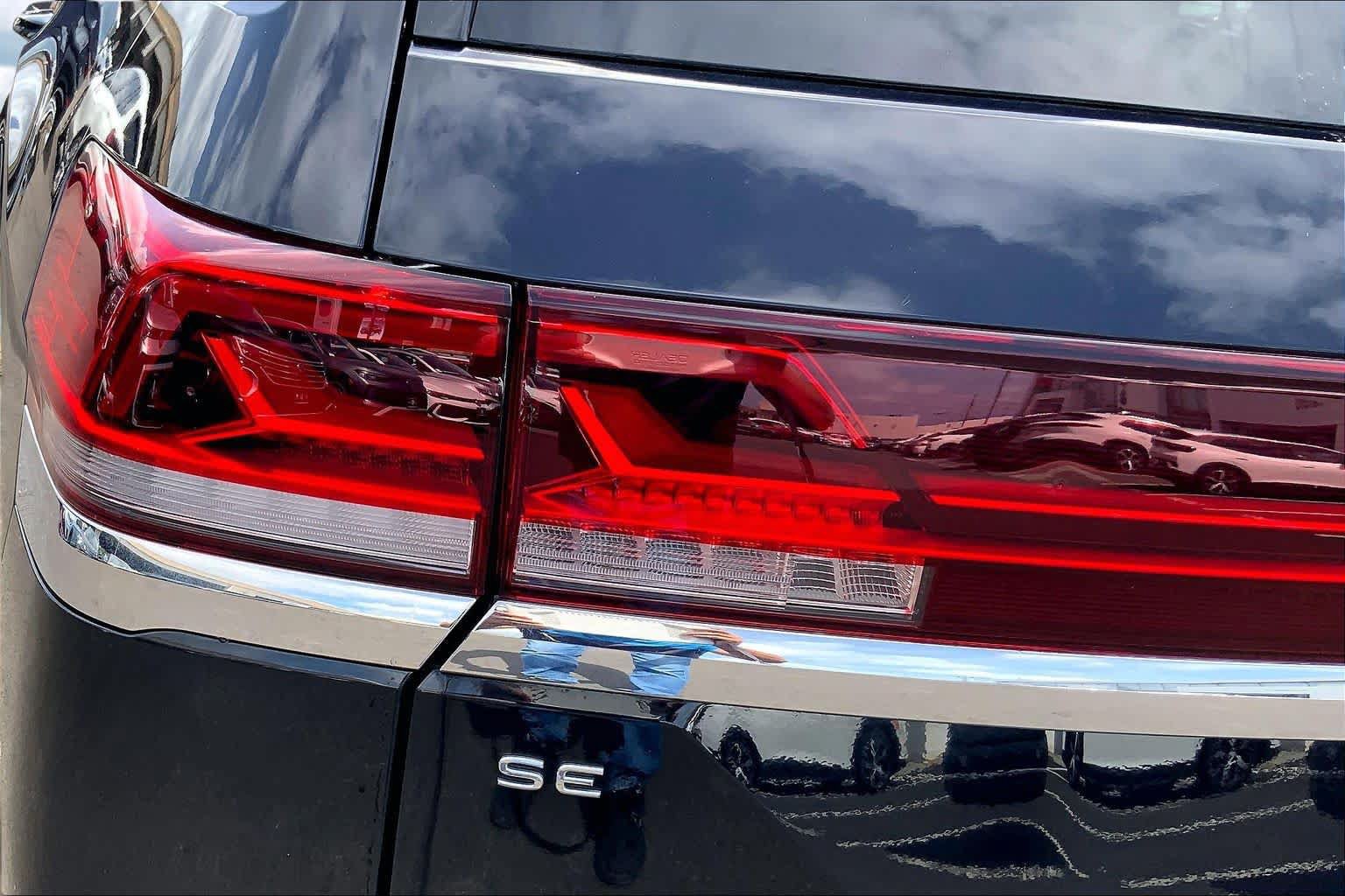 Used 2024 Volkswagen Atlas SE w/ Panoramic Sunroof Package FWD image 32