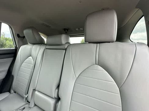 Used 2020 Toyota Highlander XLE AWD/4WD image 17