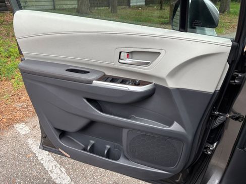 Used 2024 Toyota Sienna XLE FWD image 18