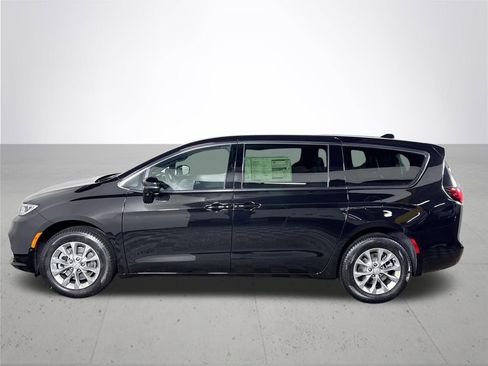 New 2026 Chrysler Pacifica Limited image 9