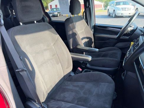 Used 2018 Dodge Grand Caravan SE FWD image 18