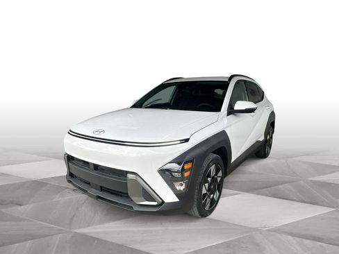 Used 2024 Hyundai Kona SEL w/ Convenience Package FWD image 4