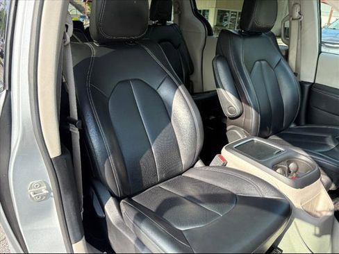 Used 2023 Chrysler Pacifica Touring-L image 31