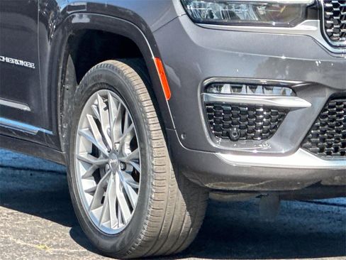 Used 2022 Jeep Grand Cherokee Summit w/ Luxury Tech Group V image 8