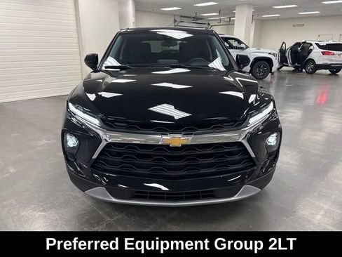 Used 2025 Chevrolet Blazer LT FWD image 2