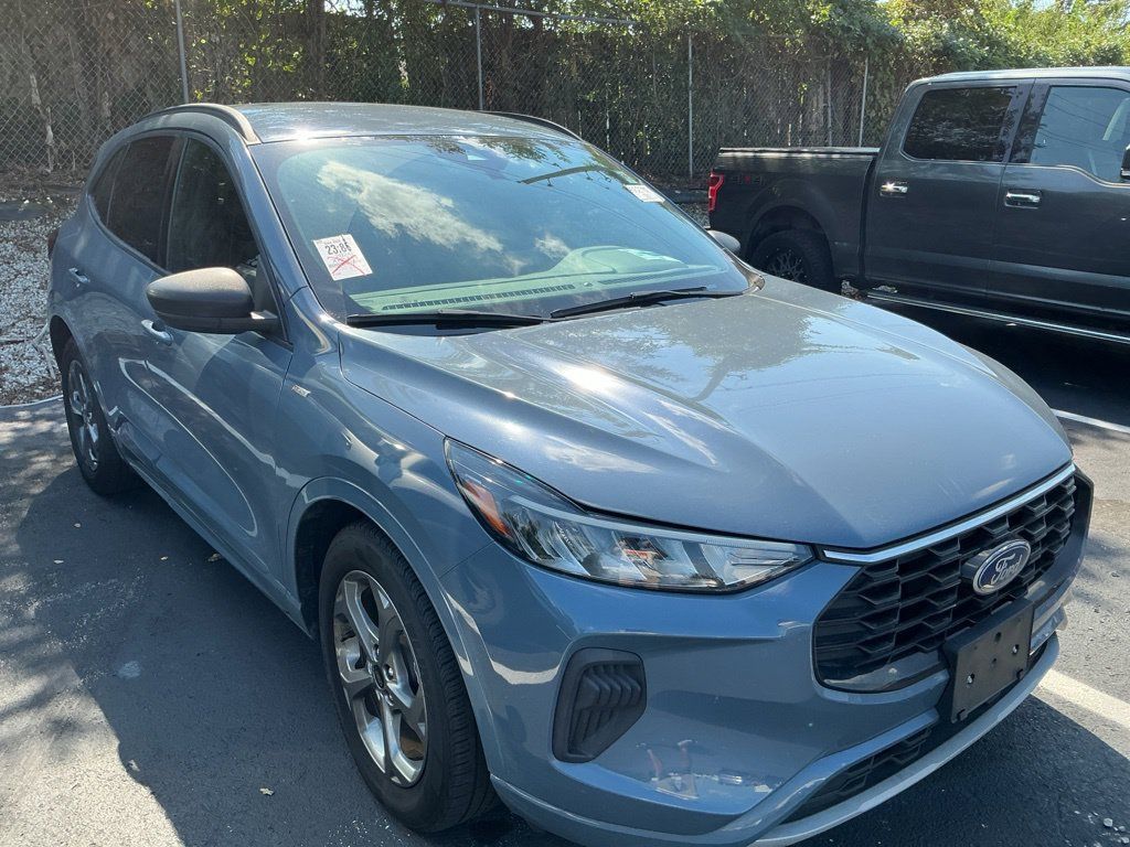 Used 2024 Ford Escape ST-Line w/ Tech Pack #1 FWD image 9