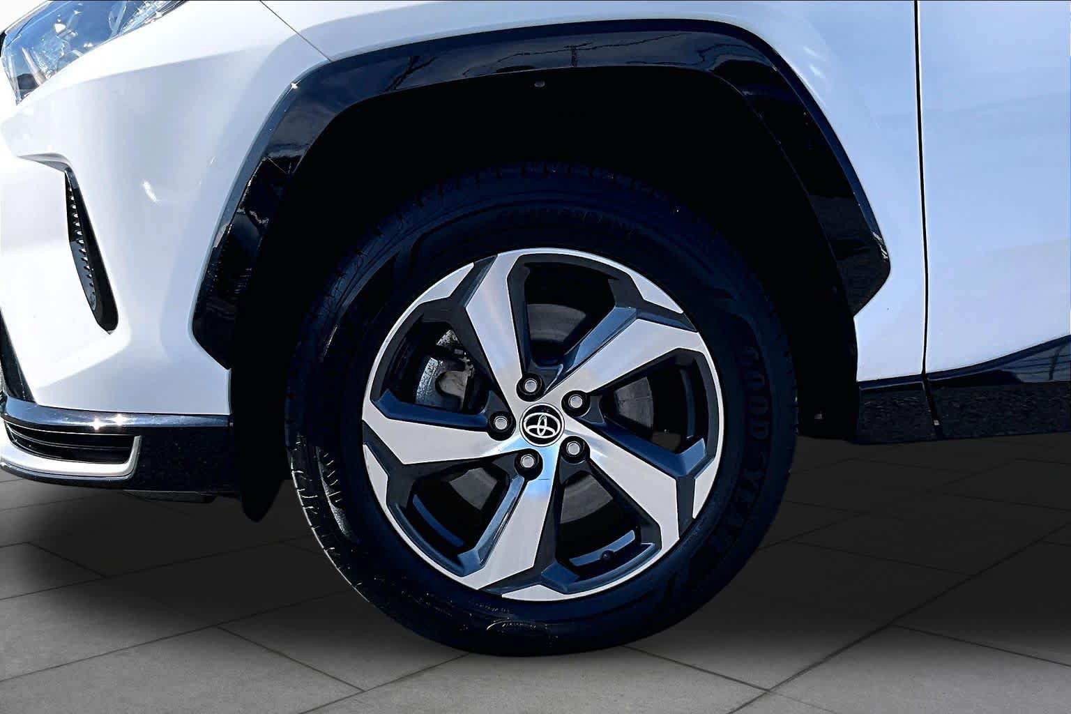 Used 2021 Toyota RAV4 SE w/ Weather & Moonroof Package AWD/4WD image 19