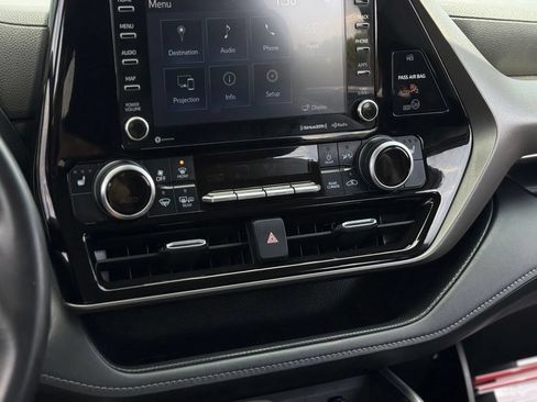 Used 2022 Toyota Highlander XLE AWD/4WD image 23