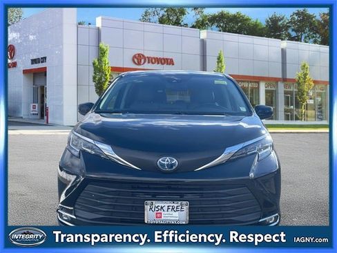Certified 2021 Toyota Sienna XLE image 2