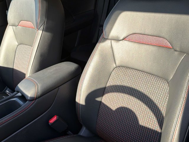 Certified 2025 Nissan Kicks SR FWD image 17