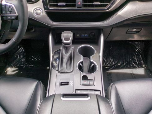 Used 2022 Toyota Highlander XLE FWD image 19