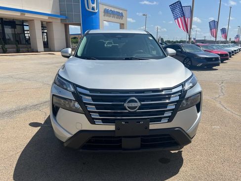 Used 2024 Nissan Rogue SV FWD image 2