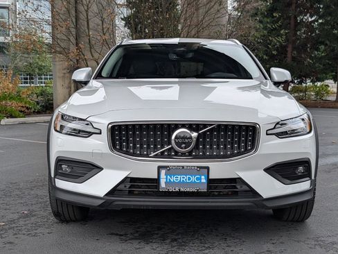 Used 2025 Volvo V60 B5 Cross Country Plus image 2