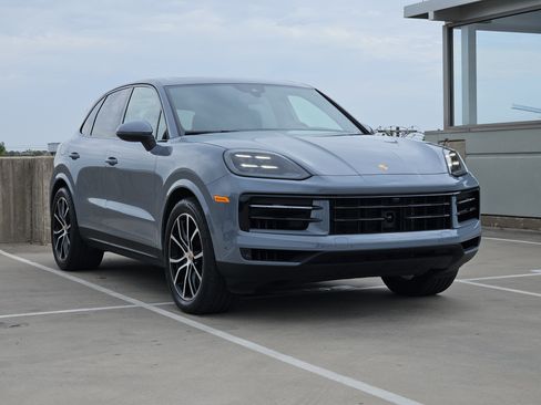 Used 2025 Porsche Cayenne AWD/4WD image 10