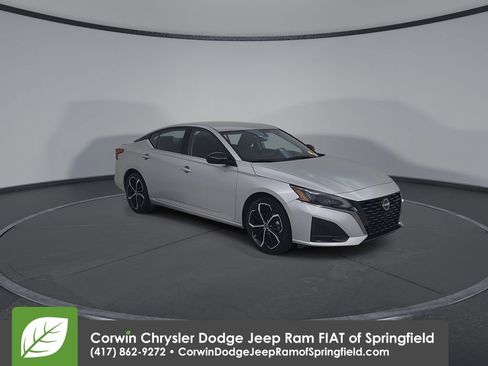 Used 2024 Nissan Altima 2.5 SR image 3