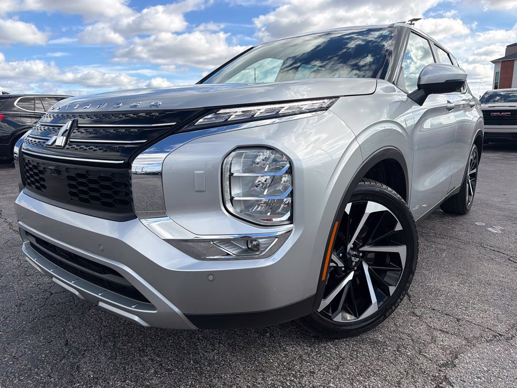Used 2023 Mitsubishi Outlander SE AWD/4WD image 2