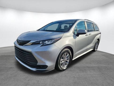 Certified 2022 Toyota Sienna LE image 3