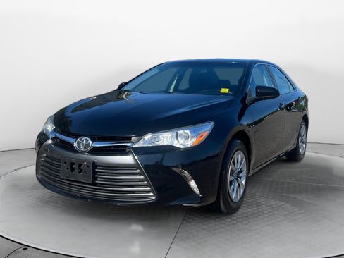 Used 2017 Toyota Camry LE FWD image 3