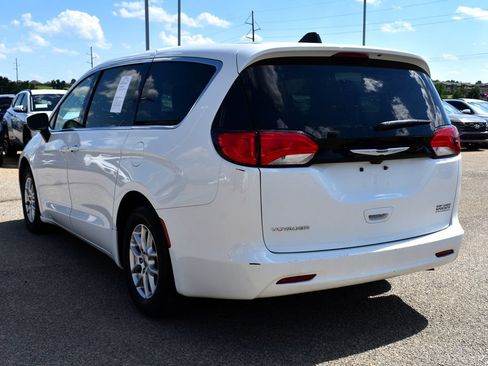 Used 2023 Chrysler Voyager LX FWD image 4