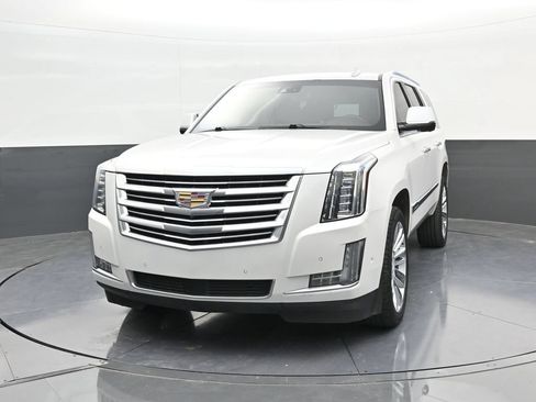 Used 2018 Cadillac Escalade Platinum AWD/4WD image 3