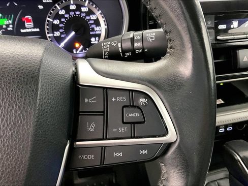 Used 2023 Toyota Highlander XLE AWD/4WD image 11