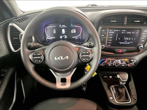 Used 2025 Kia Soul LX FWD image 4