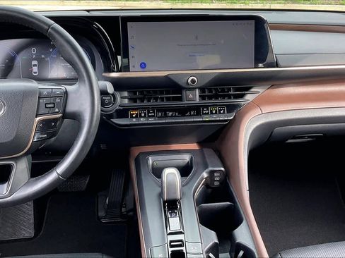 Used 2023 Toyota Crown Limited image 7