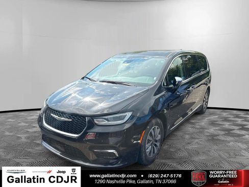 Used 2023 Chrysler Pacifica Limited FWD image 1