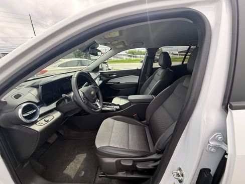 Used 2025 Chevrolet Trax LT w/ LT Convenience Package FWD image 12