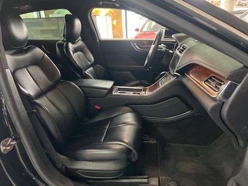 Used 2017 Lincoln Continental Premiere image 26