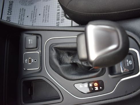 Used 2019 Jeep Cherokee Latitude w/ Popular Appearance Group FWD image 22