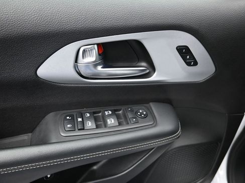 Used 2024 Chrysler Pacifica Select image 11