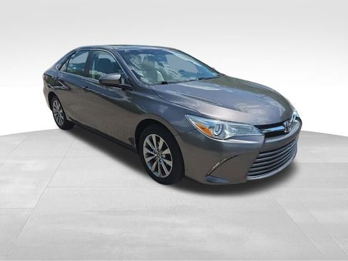 Used 2017 Toyota Camry XLE FWD image 3