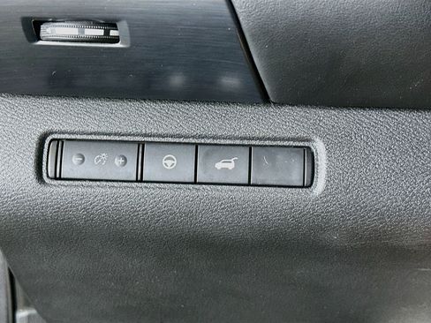 Used 2025 Nissan Pathfinder SL FWD image 17