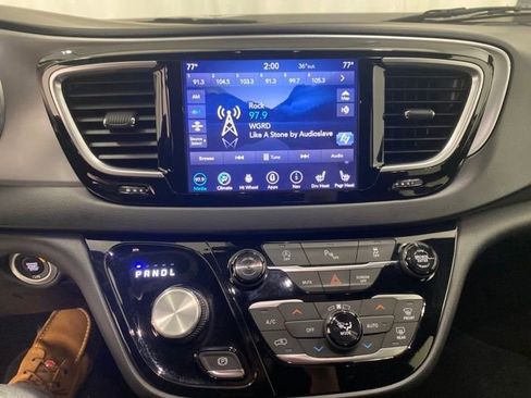 Used 2019 Chrysler Pacifica Touring-L Plus w/ S Appearance Package image 23