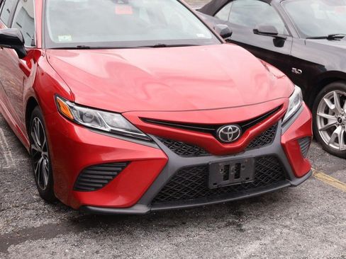 Used 2019 Toyota Camry SE FWD image 3
