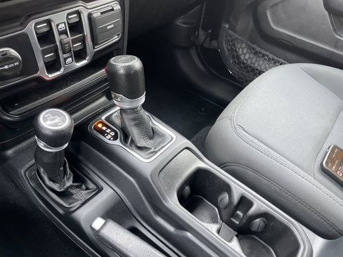 Certified 2021 Jeep Gladiator Willys image 9