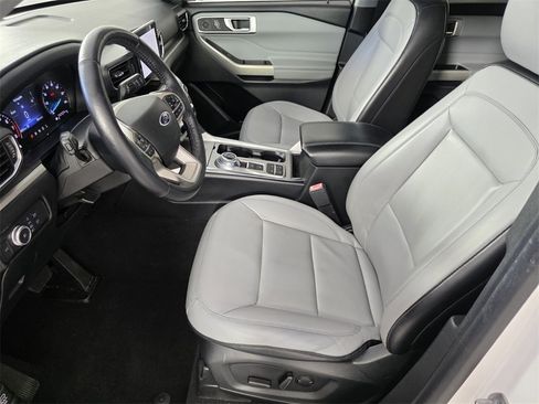 Used 2021 Ford Explorer XLT w/ Equipment Group 202A image 9
