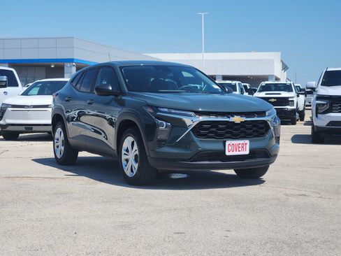 Used 2025 Chevrolet Trax LS FWD image 3