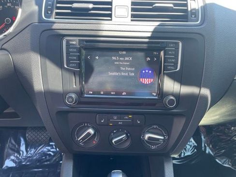 Used 2017 Volkswagen Jetta SE FWD image 22