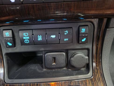 Used 2016 Chevrolet Traverse LTZ FWD image 25